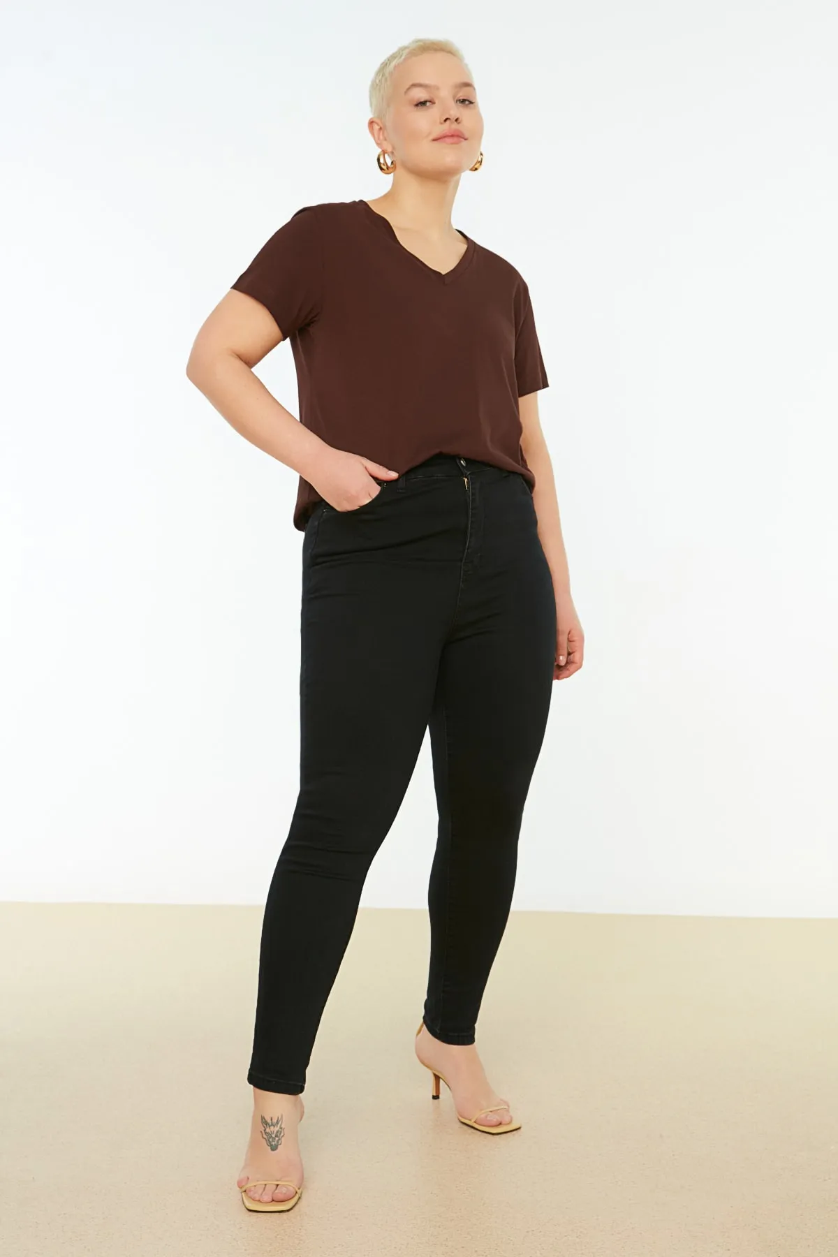 Trendyol Curve  Schwarze Röhrenjeans mit hoher Taille TBBSS22JE0075