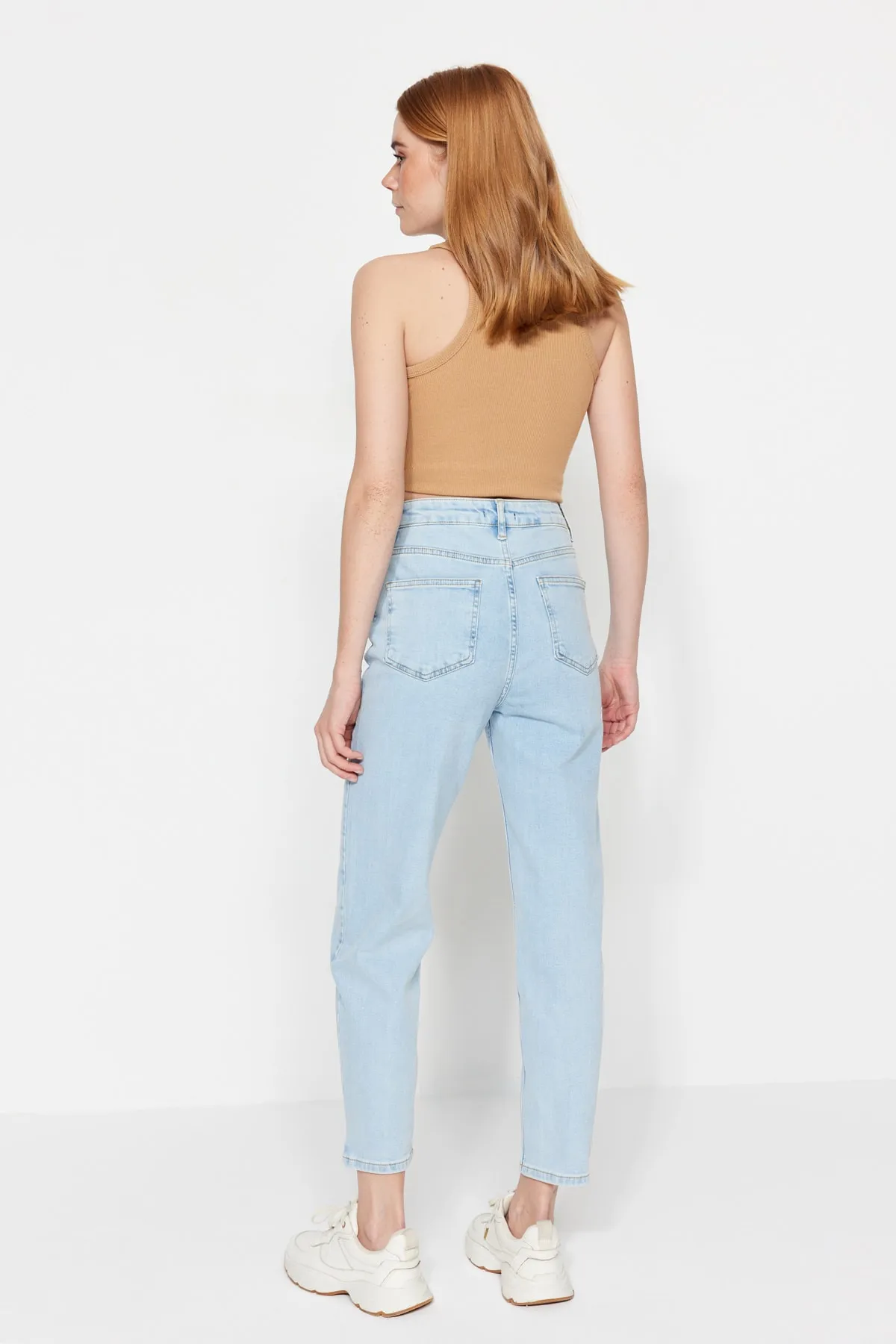 Trendyol Collection  Hellblaue Slim-Mom-Jeans mit hoher Taille TWOSS23JE00097