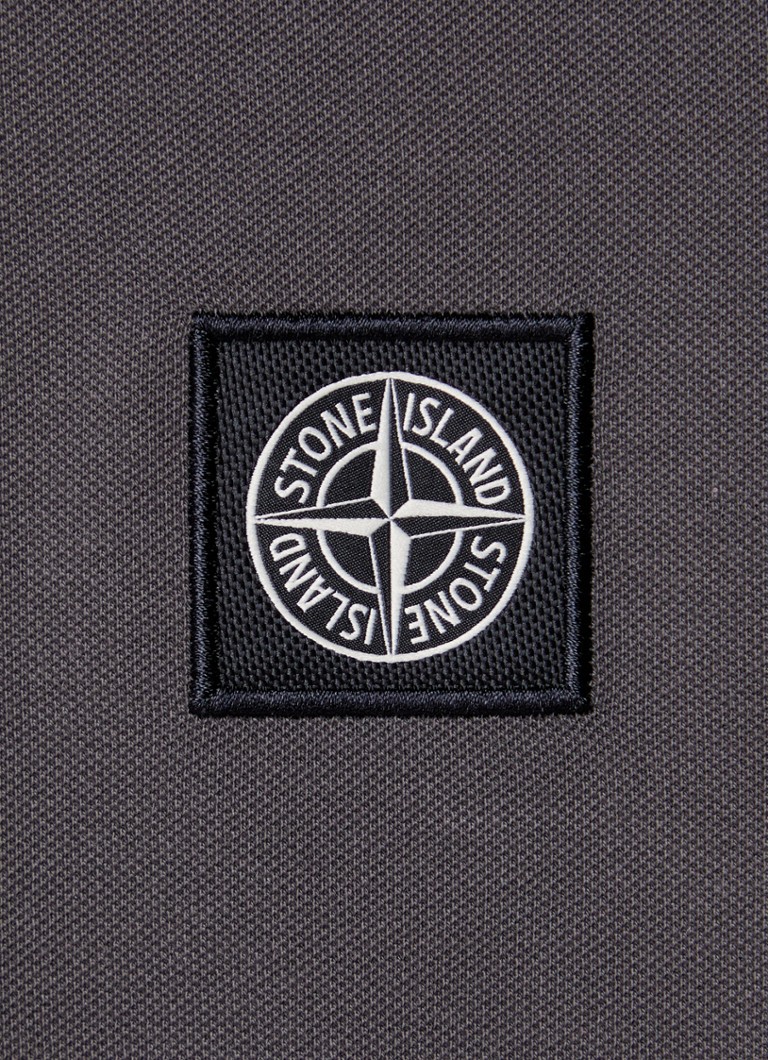 Camisa polo Stone Island 2SC18 slim fit em algodão piqué com logo e punhos com detalhes contrastantes.