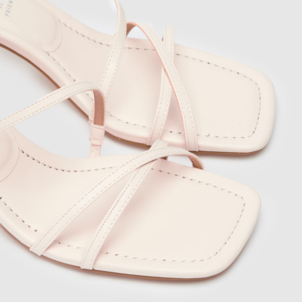 Schuh – Sully – Höga klackar med remmar i off-white