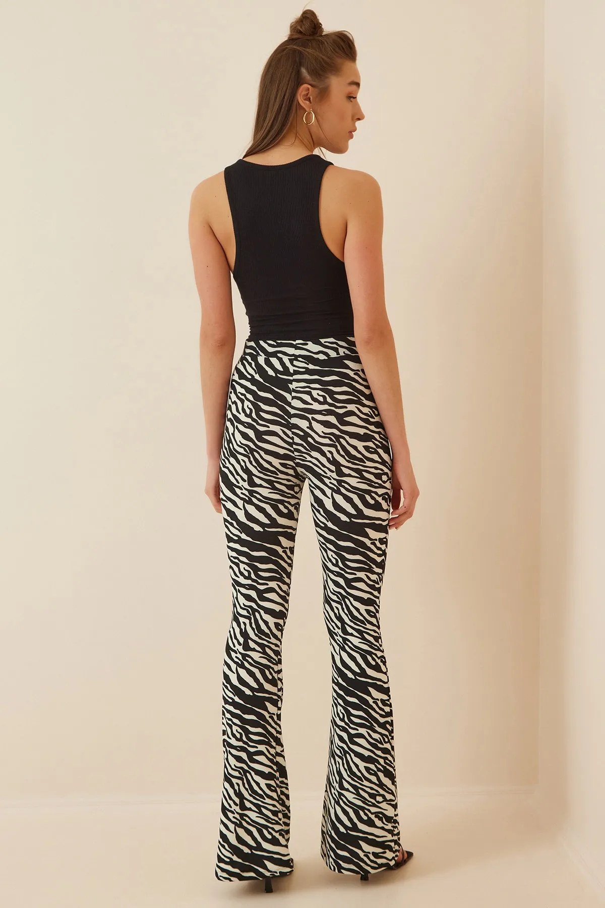 Happiness İstanbul  Schwarz-weiß gemusterte Strickhose mit ausgestelltem Bein für Damen GT00179
