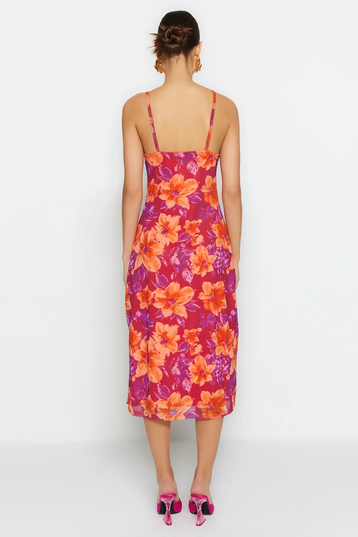 Trendyol Collection  Rosafarbenes Midikleid mit Blumenmuster, Schlitz, detailliertem Futter und Tüllträgern TWOSS23EL01453
