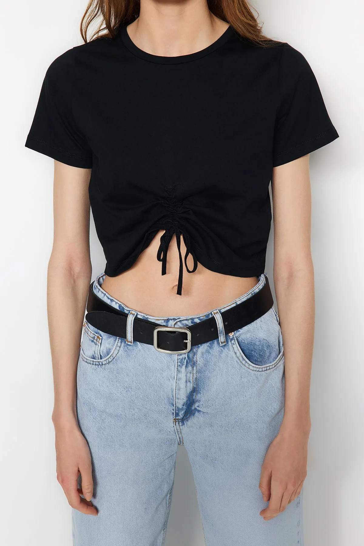 Trendyol Collection  Schwarzes Basic-Strick-T-Shirt mit Rundhalsausschnitt aus 100 % Baumwolle mit Rüschen und Details TWOSS22TS1032