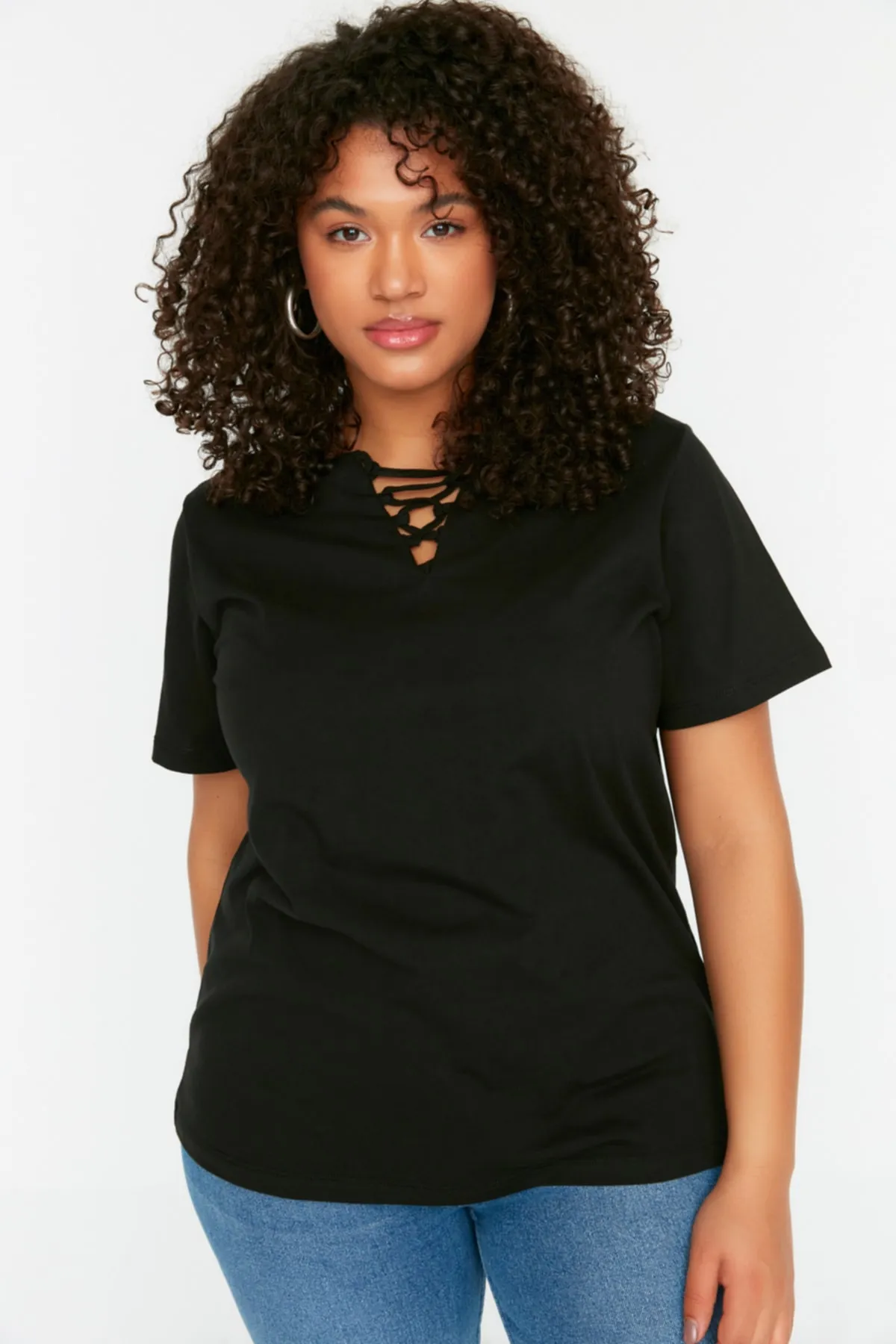 Trendyol Curve  Gestricktes T-Shirt mit schwarzem Kragen und detailliertem Kragen TBSSS22TS1027