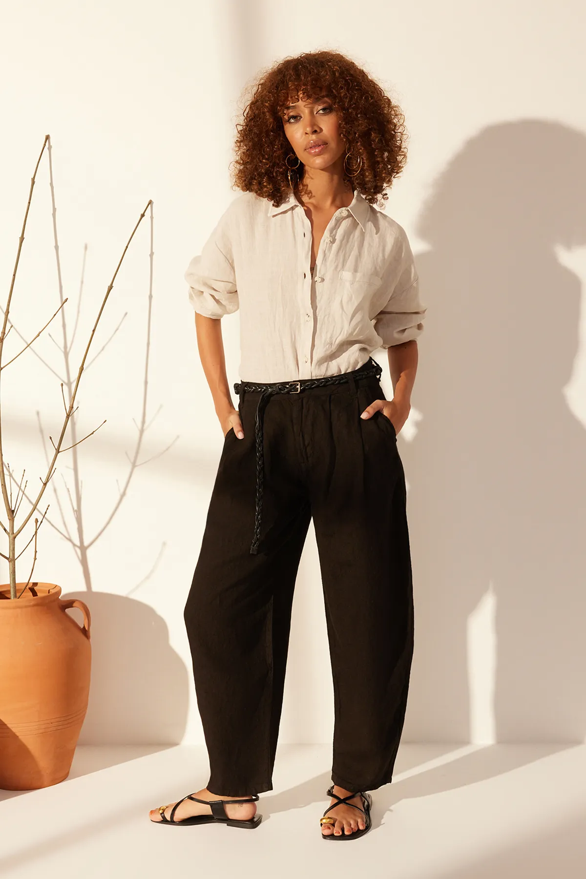 Trendyol Collection  Schwarze Hose aus 100 % Leinen mit hoher Taille TWOSS24JE00243