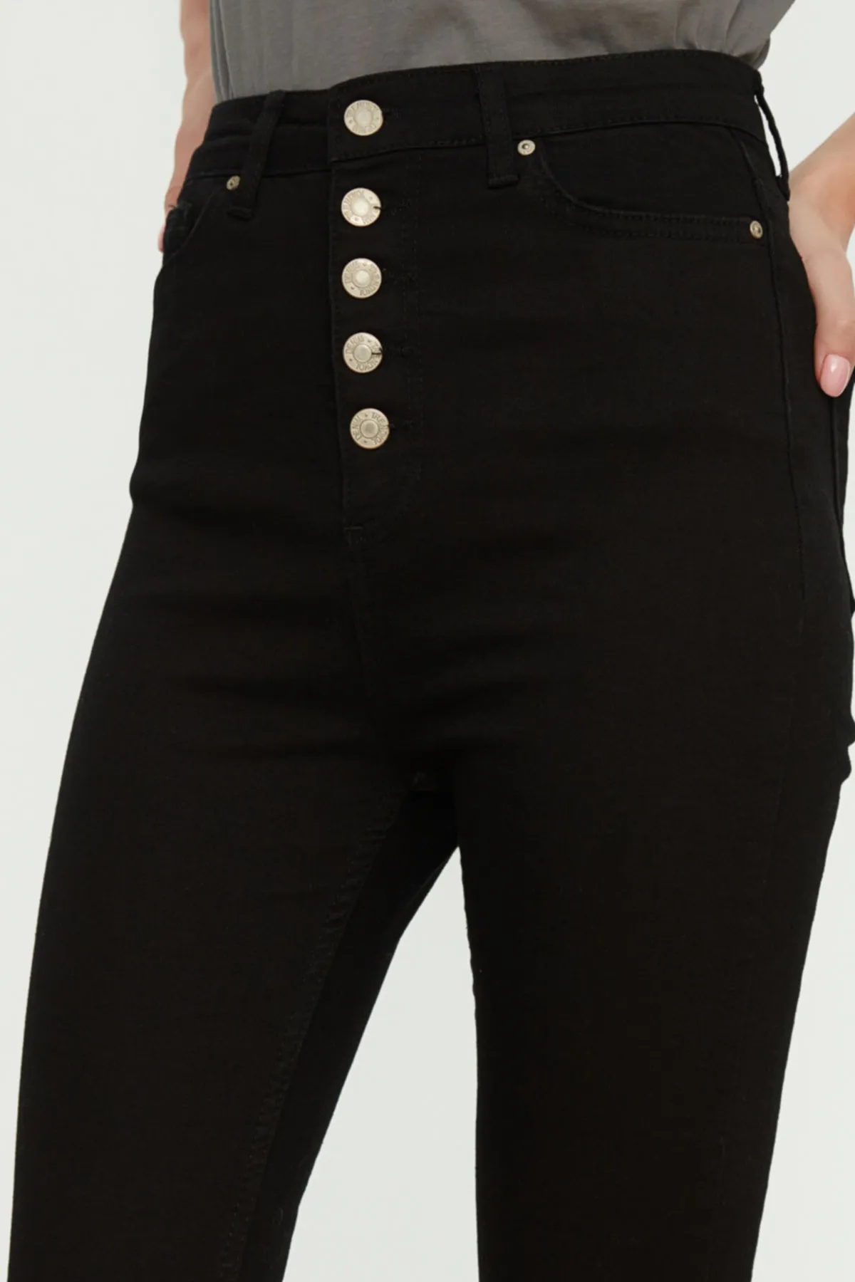 Trendyol Collection  Schwarze Skinny Jeans mit hoher Taille und Knopfleiste vorn TWOAW20JE0051