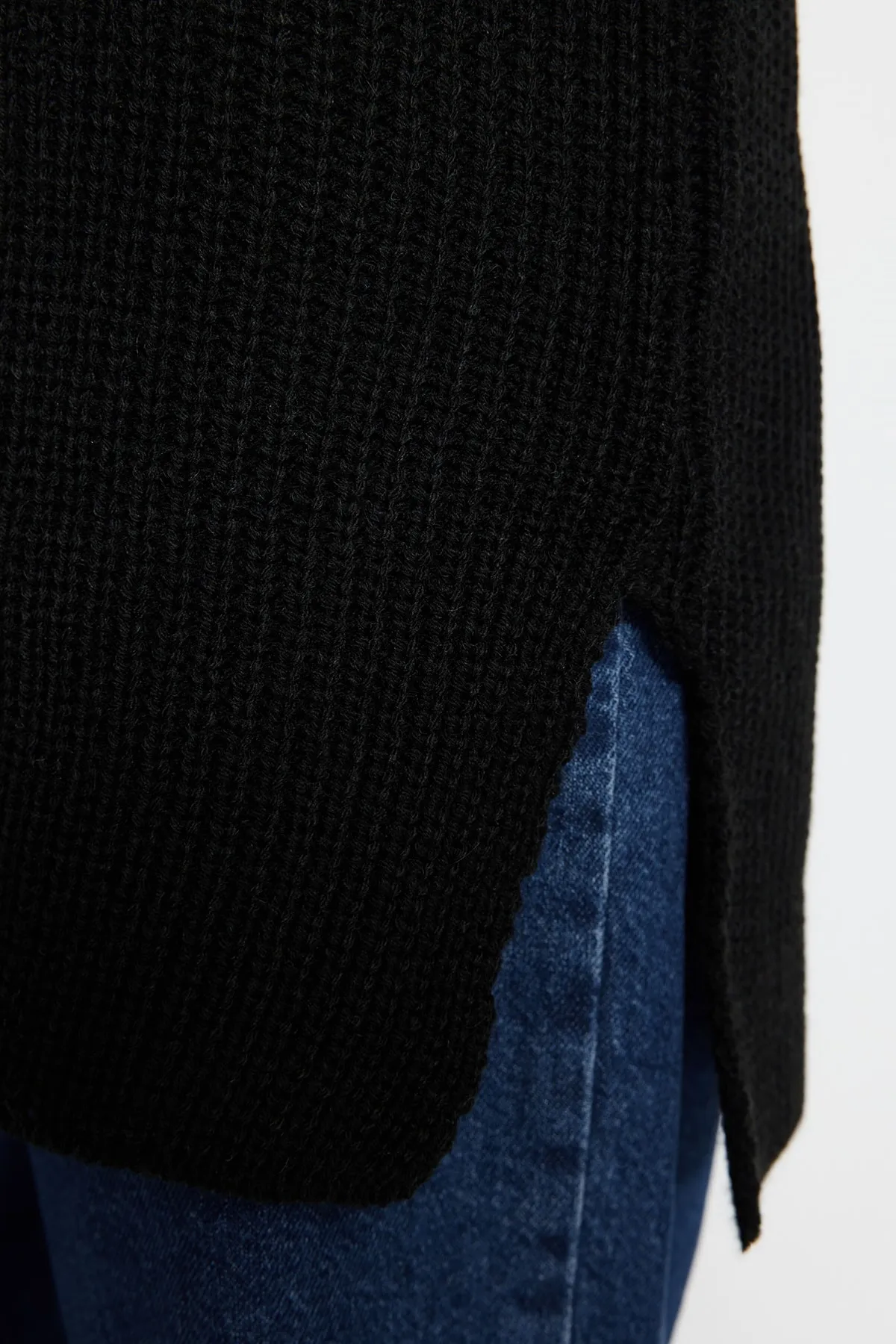 Trendyol Modest  Schwarzer Selanik-Strickpullover mit Schlitz und V-Ausschnitt TCTAW24UV00003