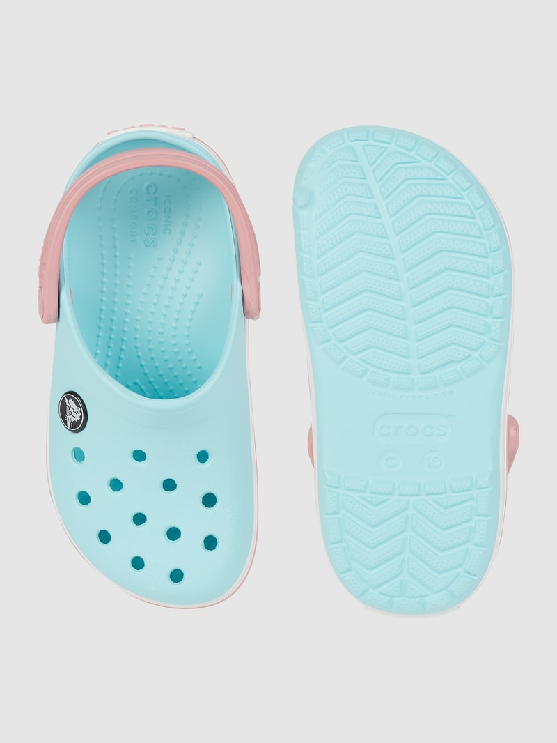 Clogs mit Luftlöchern in hellblau