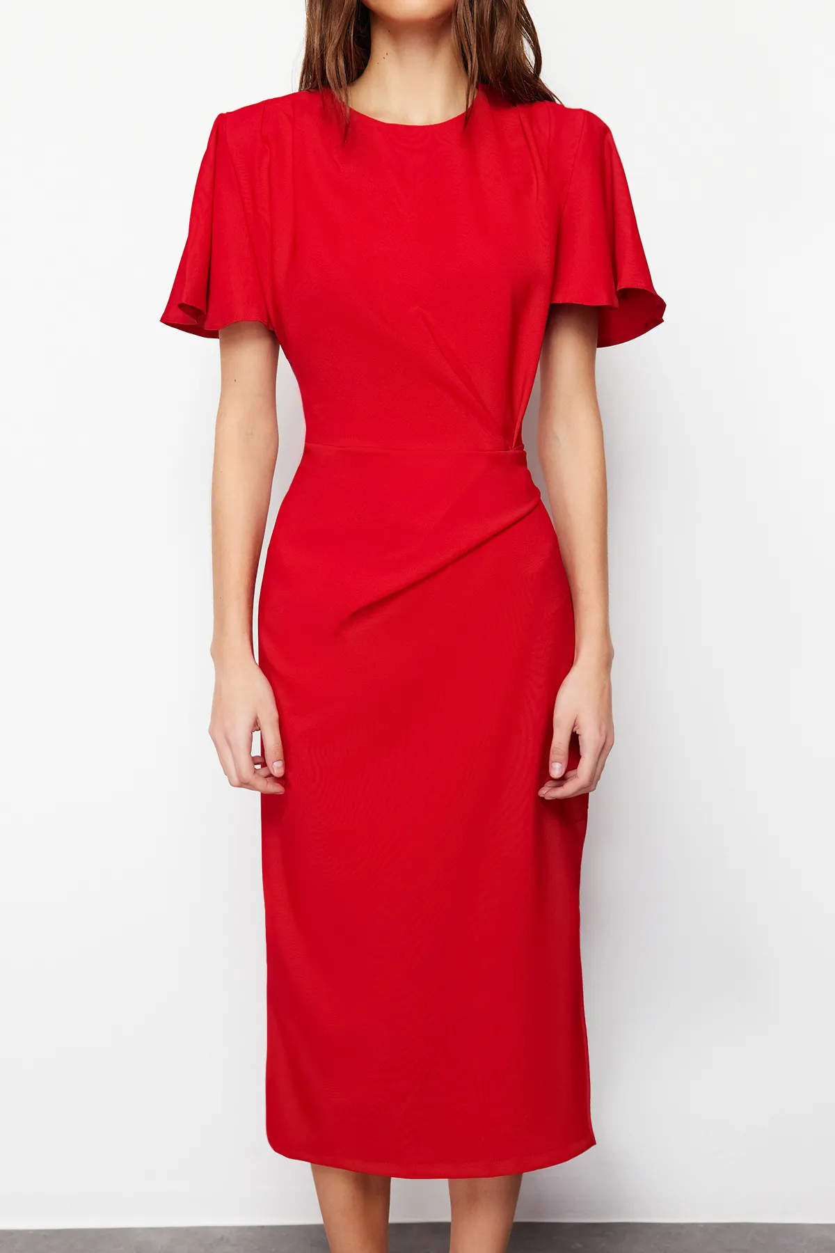 Trendyol Collection  Rotes, gerade geschnittenes, gerafftes Midi-Webkleid TWOSS24EL00713
