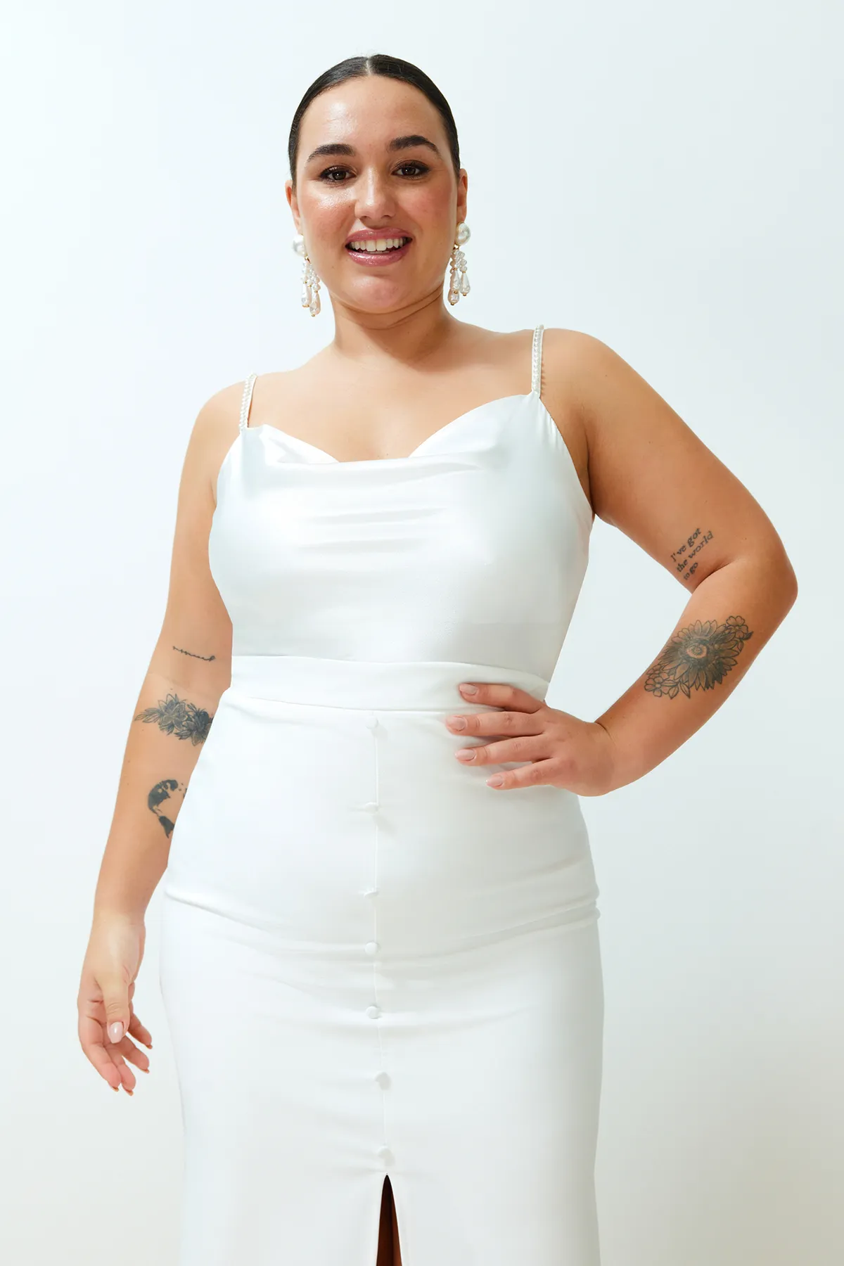 Trendyol Curve  Ecrufarbene Basic-Bluse aus Satin mit tiefem Ausschnitt