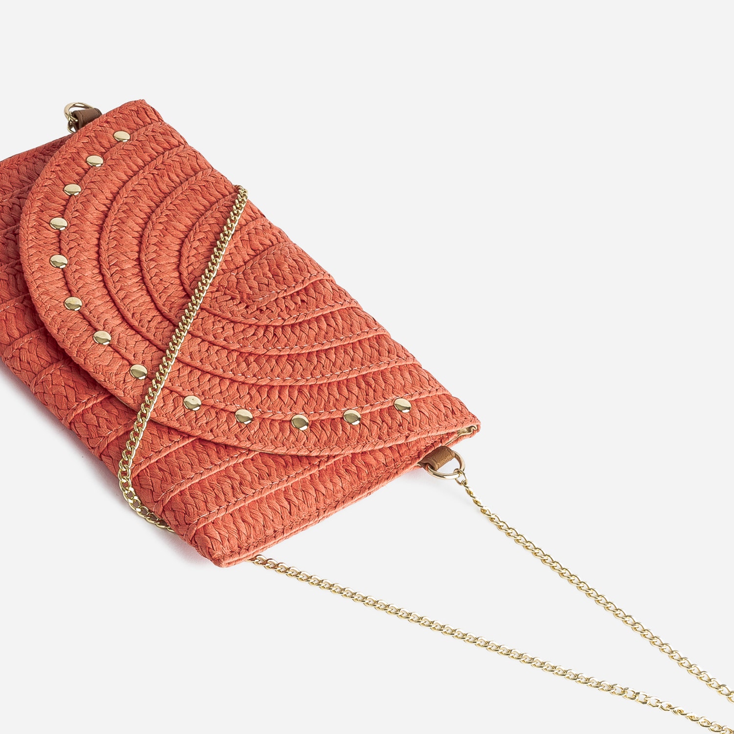 Sac pochette orange en papier tressé et clouté