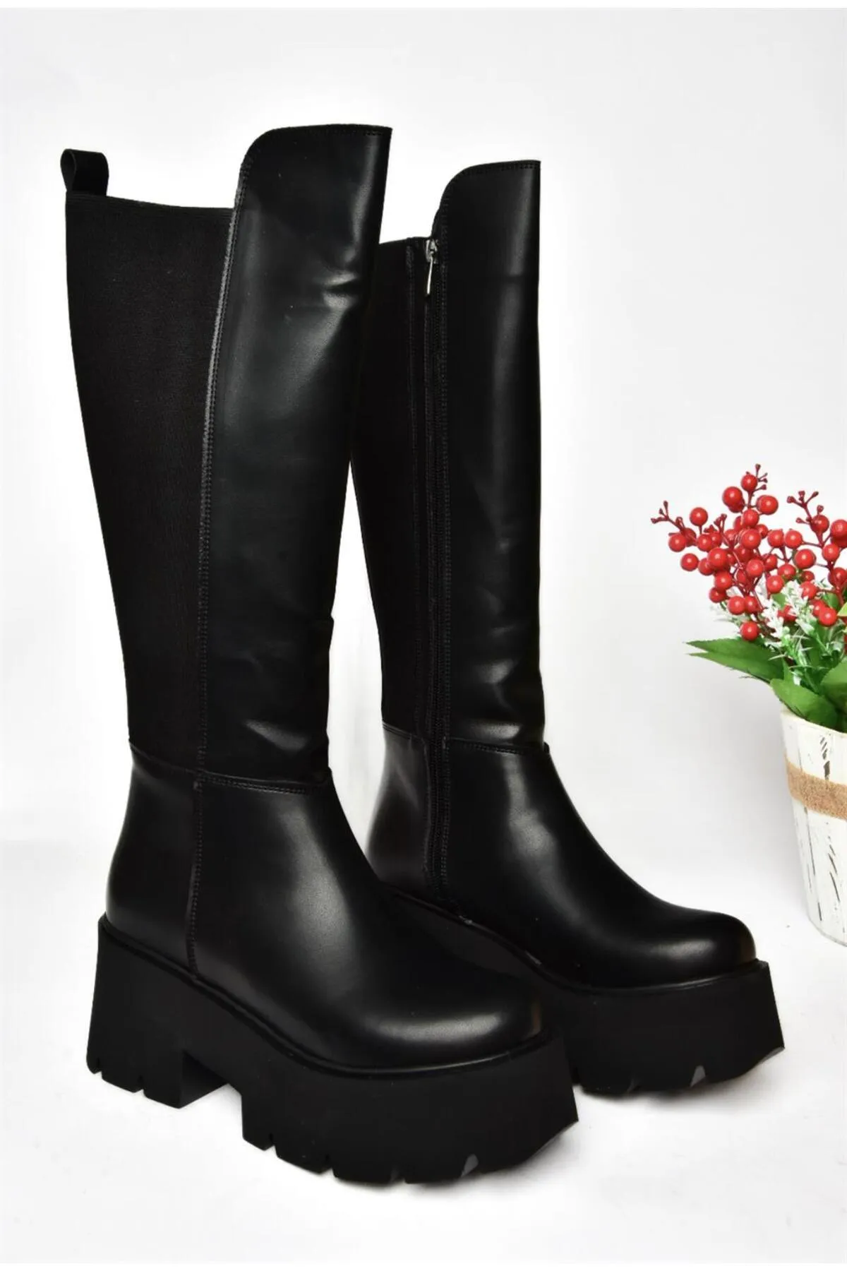 Fox Shoes  R820060709 Schwarze Damenstiefel mit dicker Sohle und Gummidetail auf der Rückseite