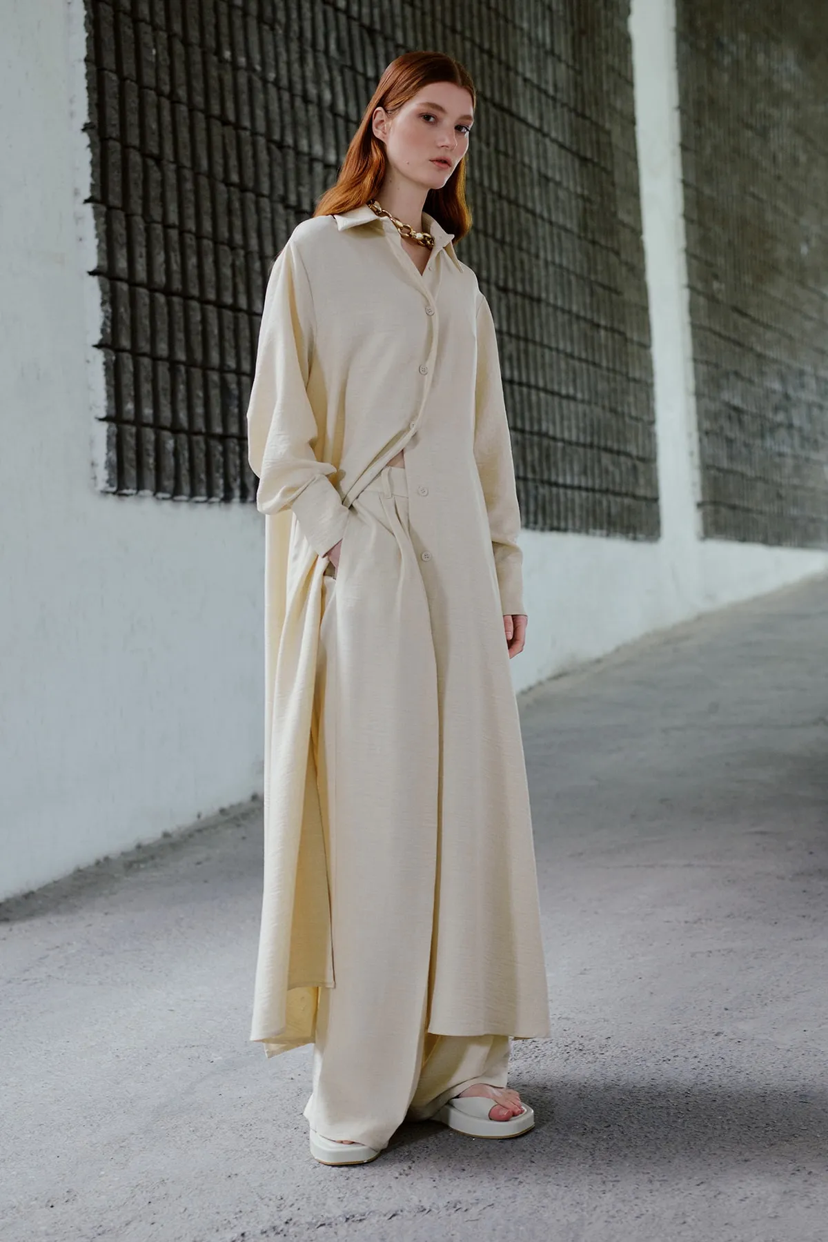 Trendyol Modest  X Kevser Sarıoglu Beiges, langes, gewebtes Hemd mit seitlichem Schlitztaschendetail TCLSS23TG00000