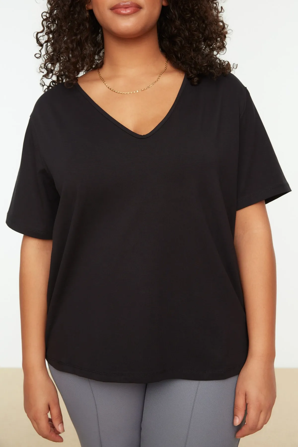 Trendyol Curve  Schwarzes Basic-Strick-T-Shirt mit V-Ausschnitt TBBSS22BF0028