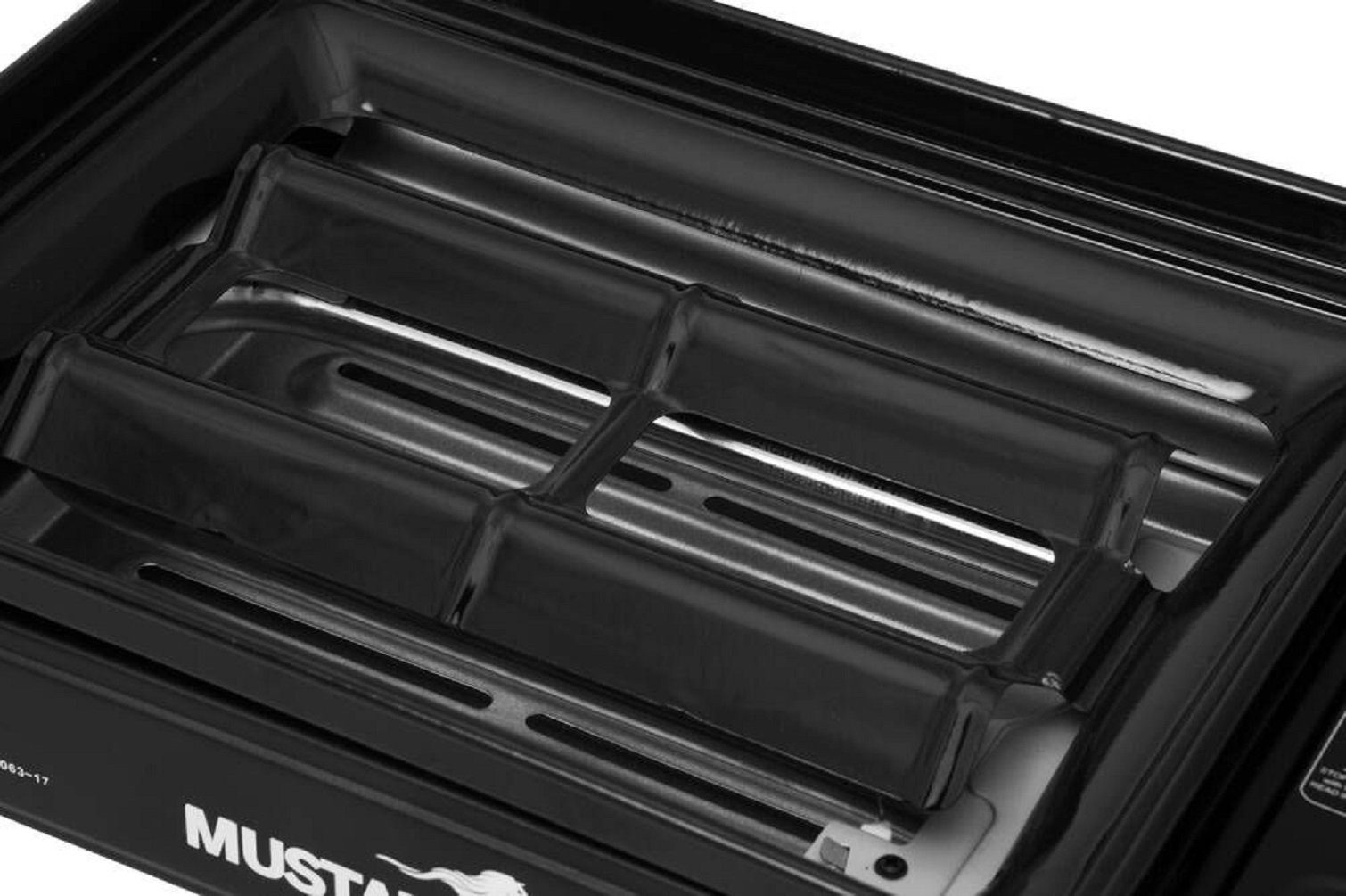 JUNG Gaskocher MUSTANG mobiler Campingkocher Gaskocher &Gasgrill inkl 4 Gaskartuschen, (2 in 1 Gaskocher, Extra groß, praktischer Transportkoffer), mit Piezo-Zündung, Extra groß - 43x28x11,2cm, mit Grillrost