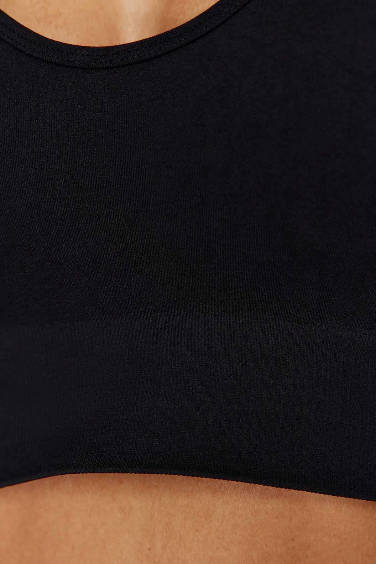 Trendyol Collection  Schwarzer nahtloser/nahtloser, gestützter/formender Sport-BH mit überkreuzten Trägern am Rücken THMSS24SS00024