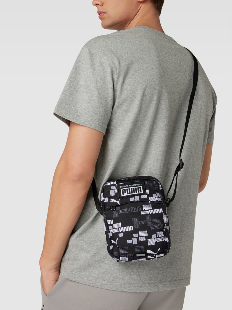 Umhängetasche mit Label-Patch Modell 'PUMA Academy Portable' in schwarz