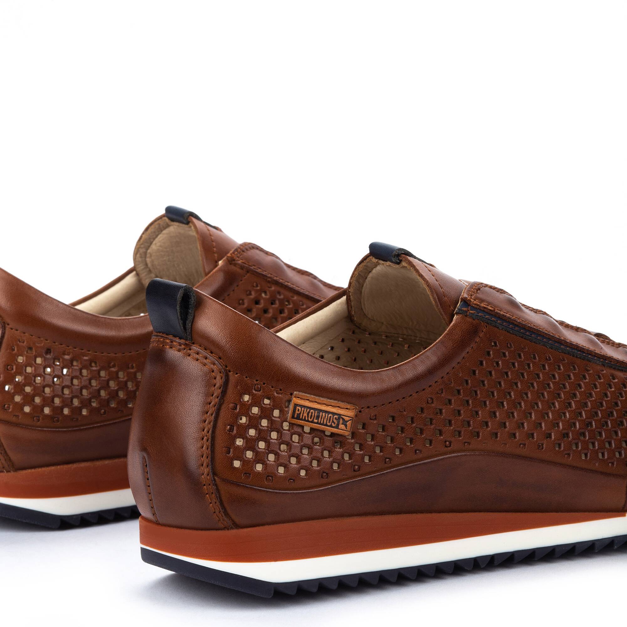 Buty sportowe męskie z gumką - SKÓRA