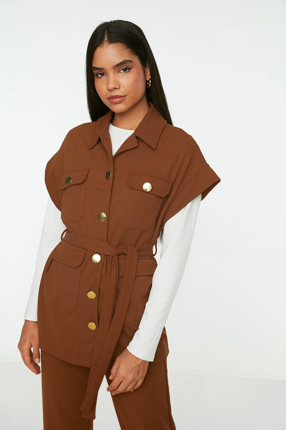 Trendyol Modest  Kamelfarbener, goldfarbener Strickanzug mit Weste und Hose mit Knöpfen TCTAW22US0062