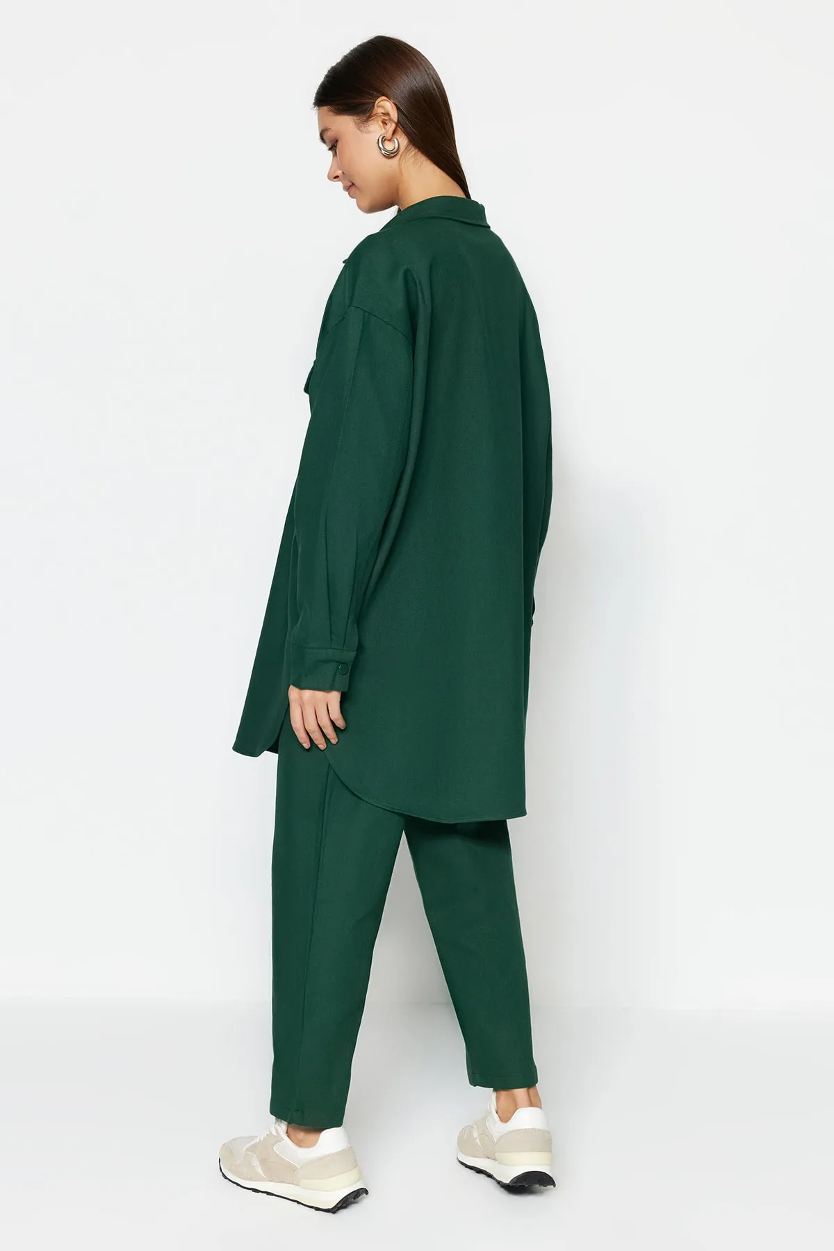 Trendyol Modest  Dunkelgrüner, gewebter Anzug aus Hemd und Hose mit Taschen und Druckknöpfen TCTAW22US0013
