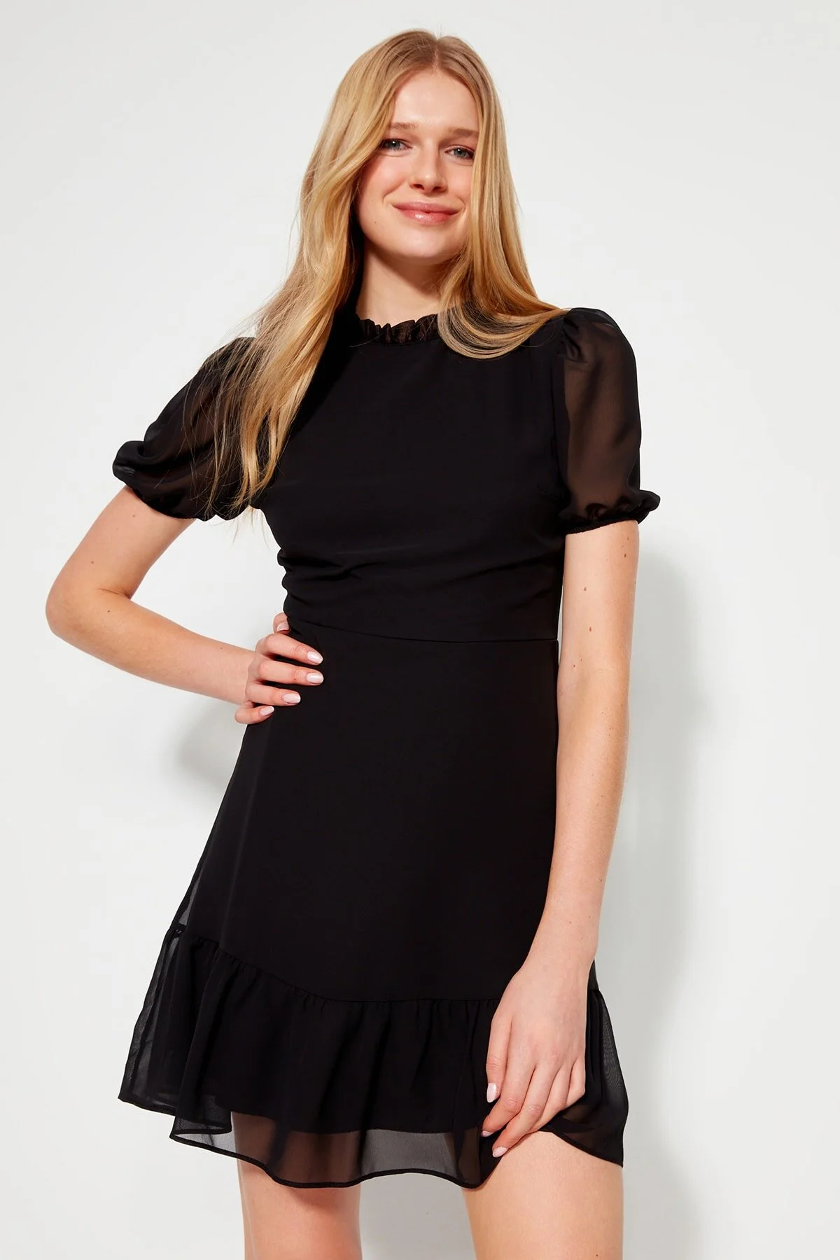 Trendyol Collection  Schwarzes, gerade geschnittenes Rock-Volant-Mini-Chiffon-gefüttertes Webkleid TWOSS23EL00520