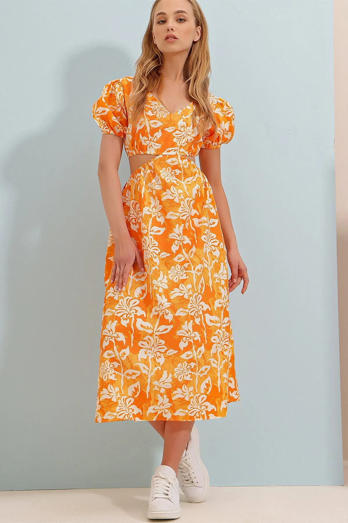 Trend Alaçatı Stili  Orangefarbenes Damen-Popelinekleid mit V-Ausschnitt und Prinzessinnenärmeln und tiefem Ausschnitt mit Blumenmuster in Midi-Größe ALC-X8579