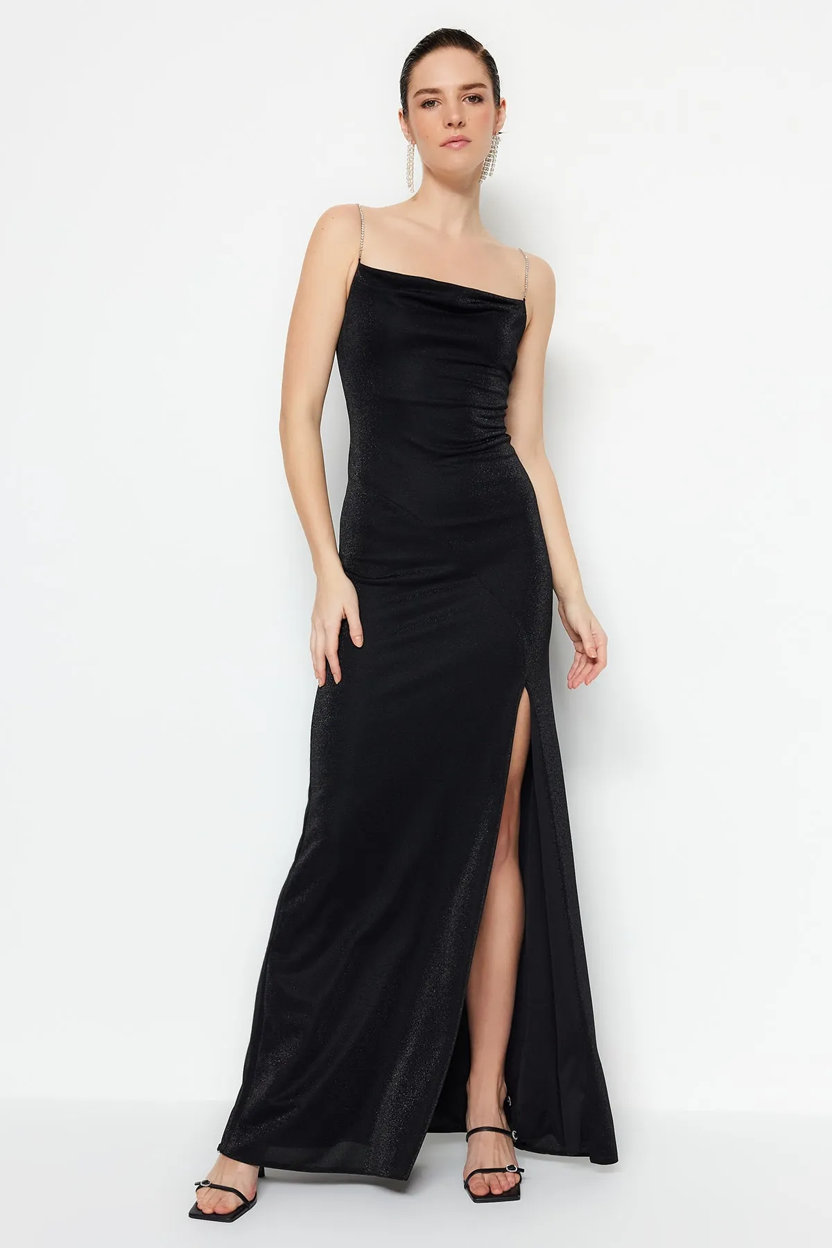 Trendyol Collection  Schwarzes gefüttertes langes Abendkleid mit gestrickten Glitzer-Accessoires TPRSS19UT0102
