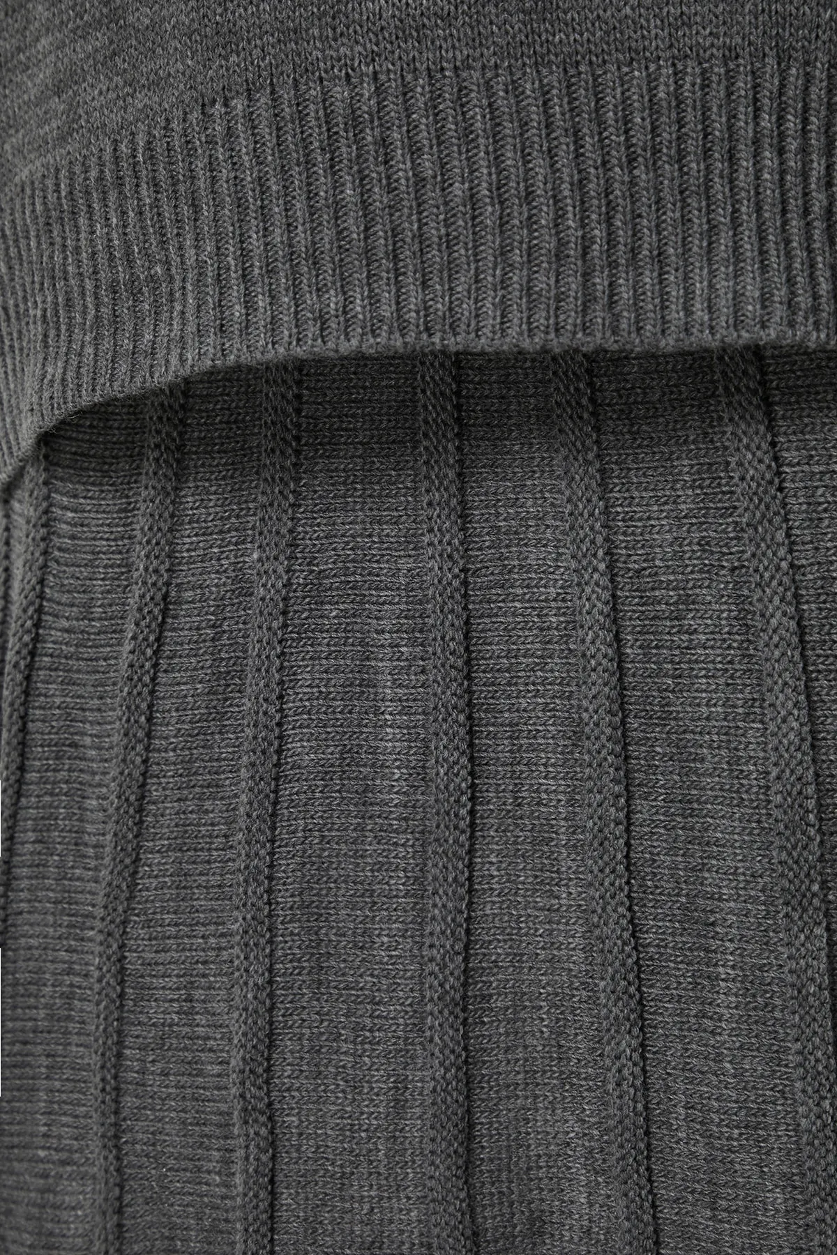 Trendyol Collection  Anthrazitfarbenes, detailliertes Strickoberteil mit Rüschen und Stehkragen TWOAW23AU00184