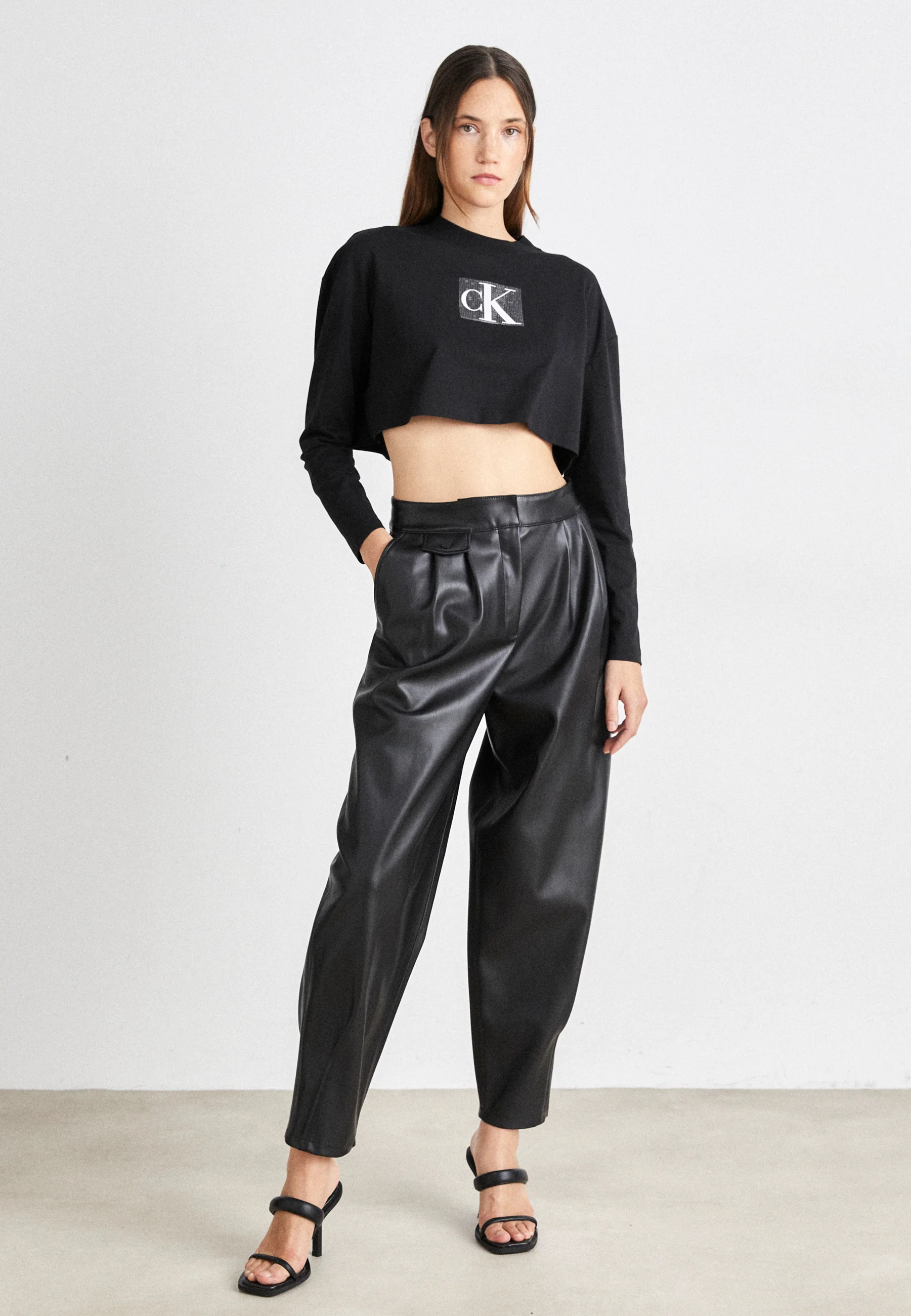 Sudadera corta de manga larga con lentejuelas de Calvin Klein Jeans