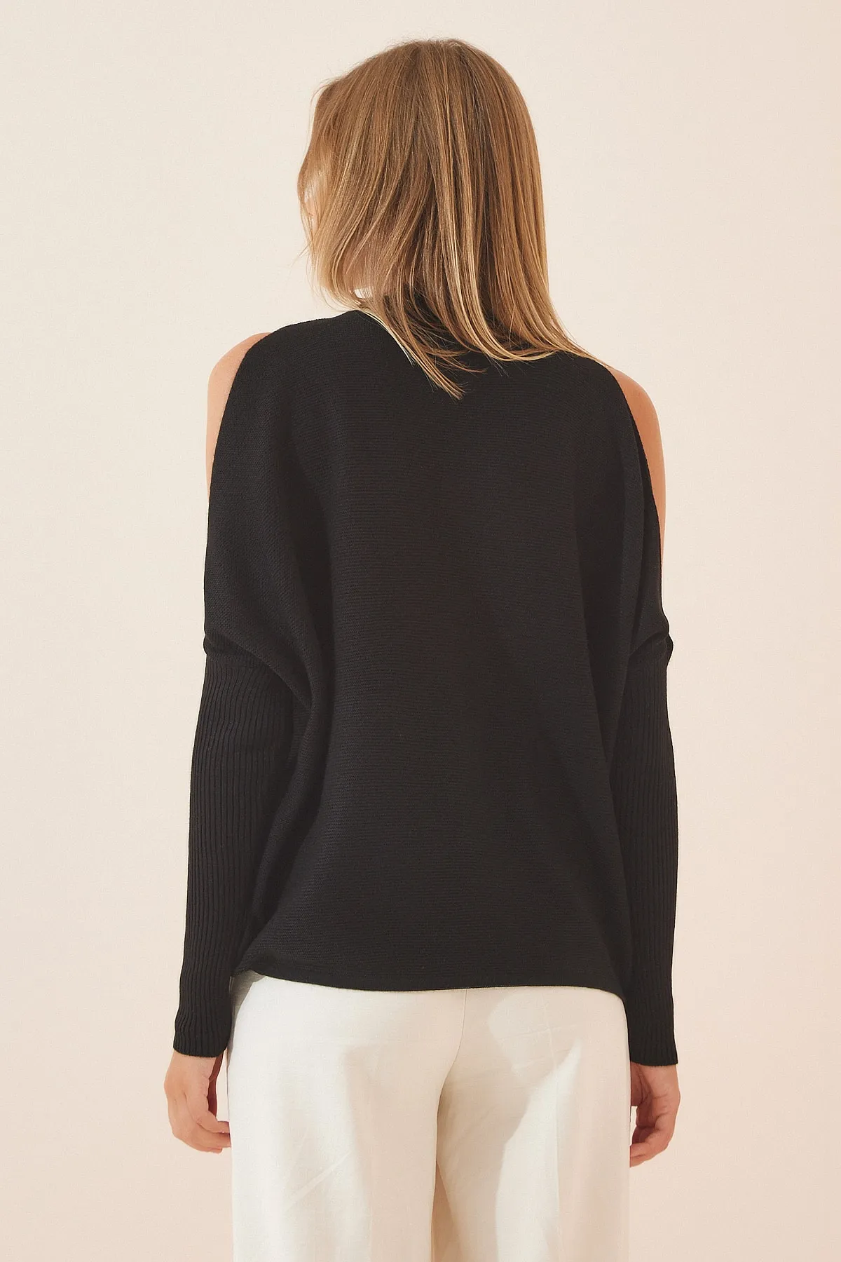 Happiness İstanbul  Schwarzer Oversize-Strickpullover mit Cut-Out-Details für Damen AS00015
