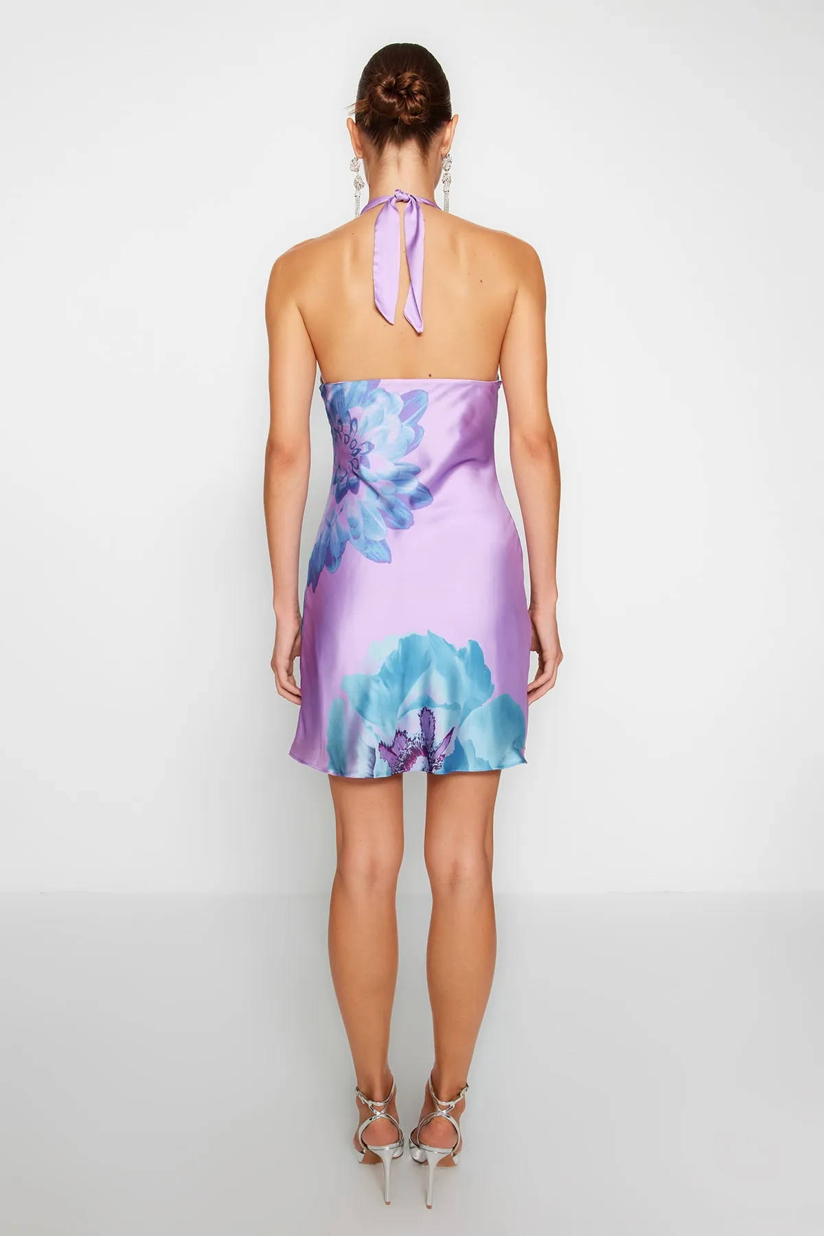 Trendyol Collection  Elegantes Abendkleid mit mehrfarbigem Degaje-Detail und Kragenblume TPRSS23EL00581