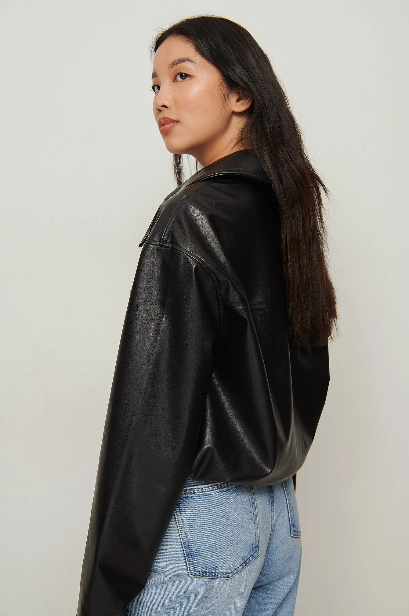 Recycelter kurzer PU-Anorak mit Kordelzug