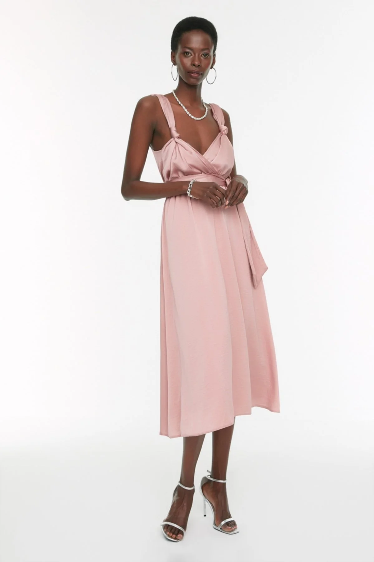 Trendyol Collection  Dusty Rose Abendkleid mit Schärpe und Details TPRSS19BB0283