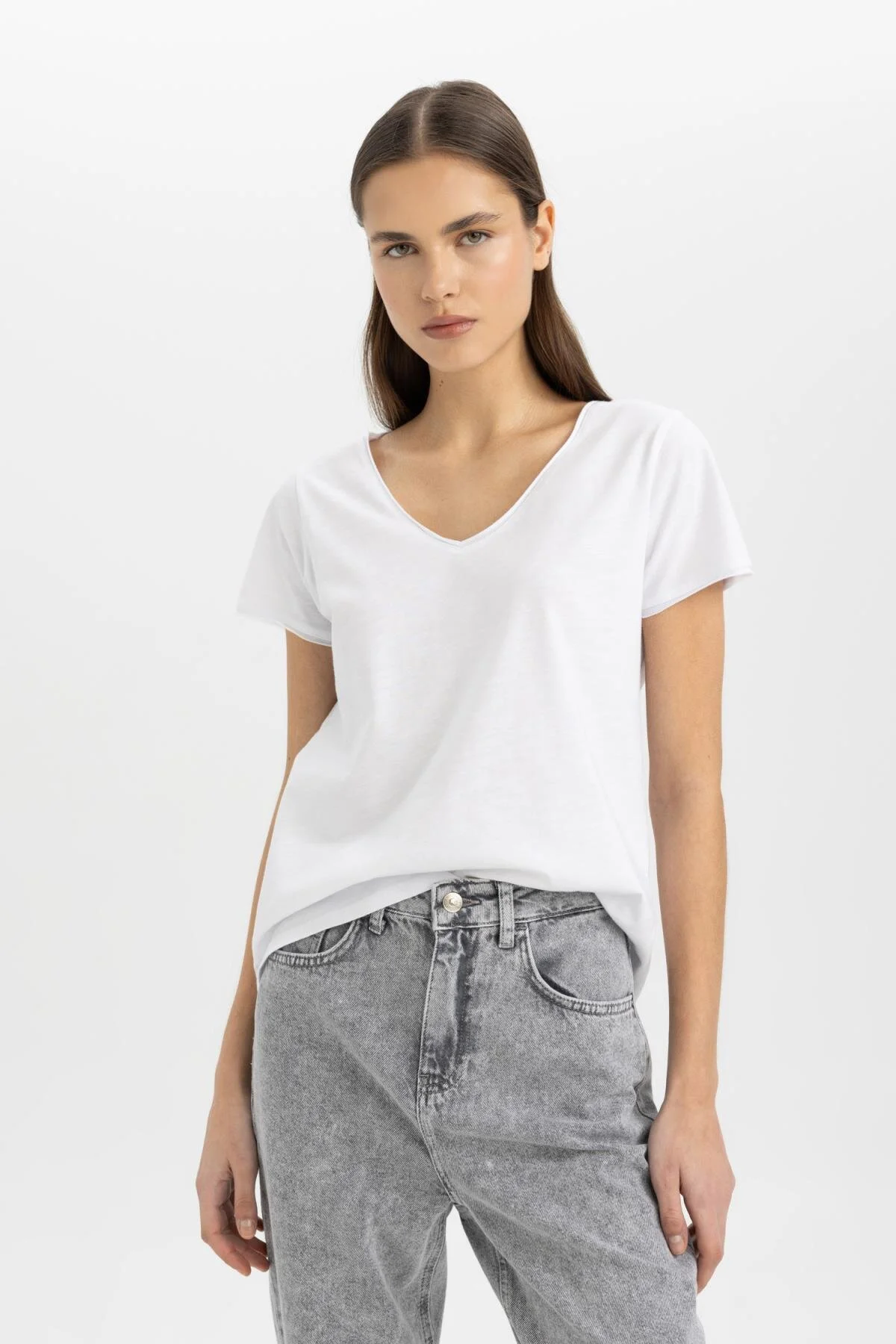 DeFacto  Kurzarm-T-Shirt mit V-Ausschnitt und normaler Passform K1507AZ24SM
