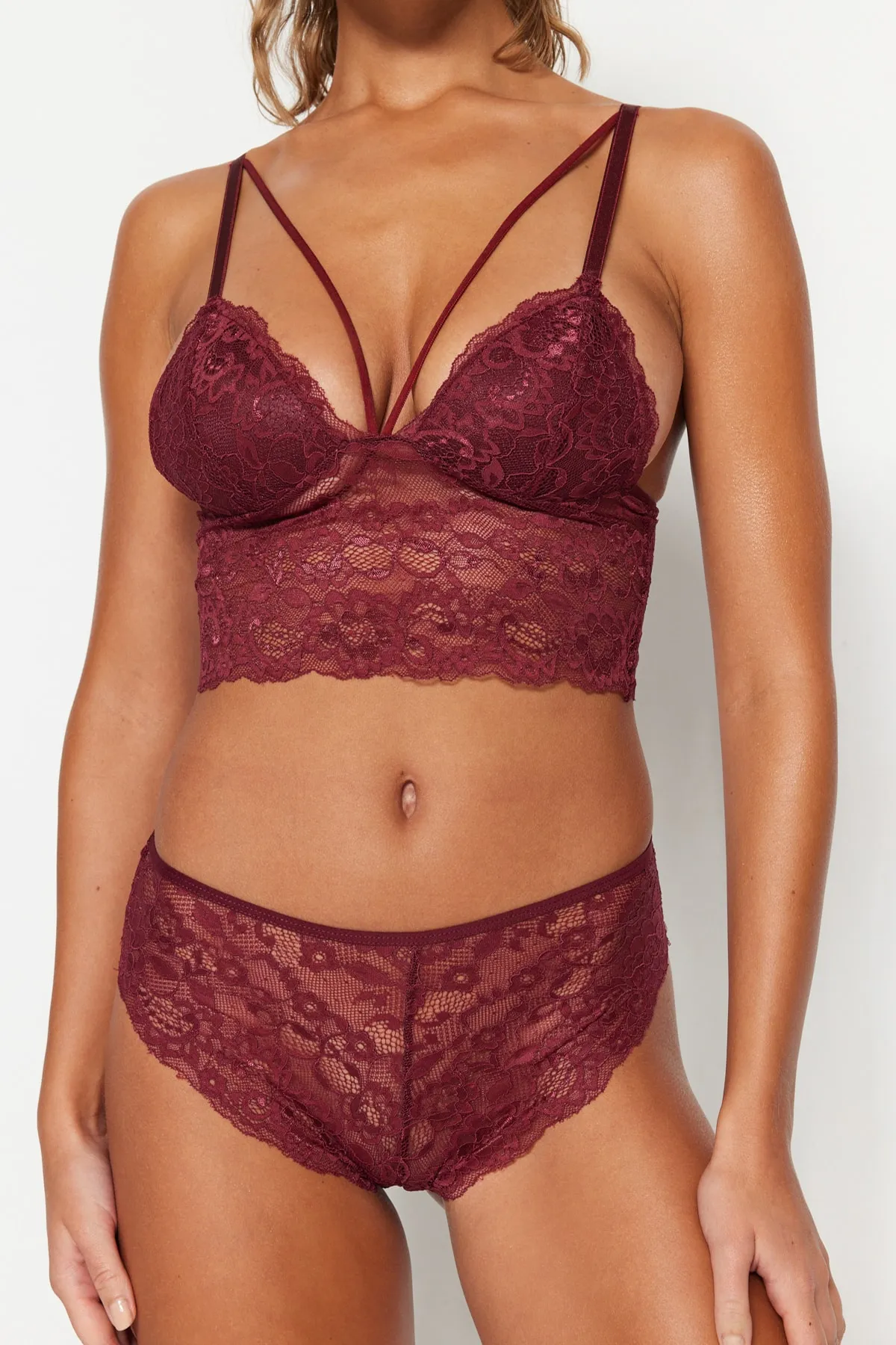 Trendyol Collection  Gestricktes Dessous-Set mit bordeauxroter Spitze und Paspelierung THMSS23CC00001
