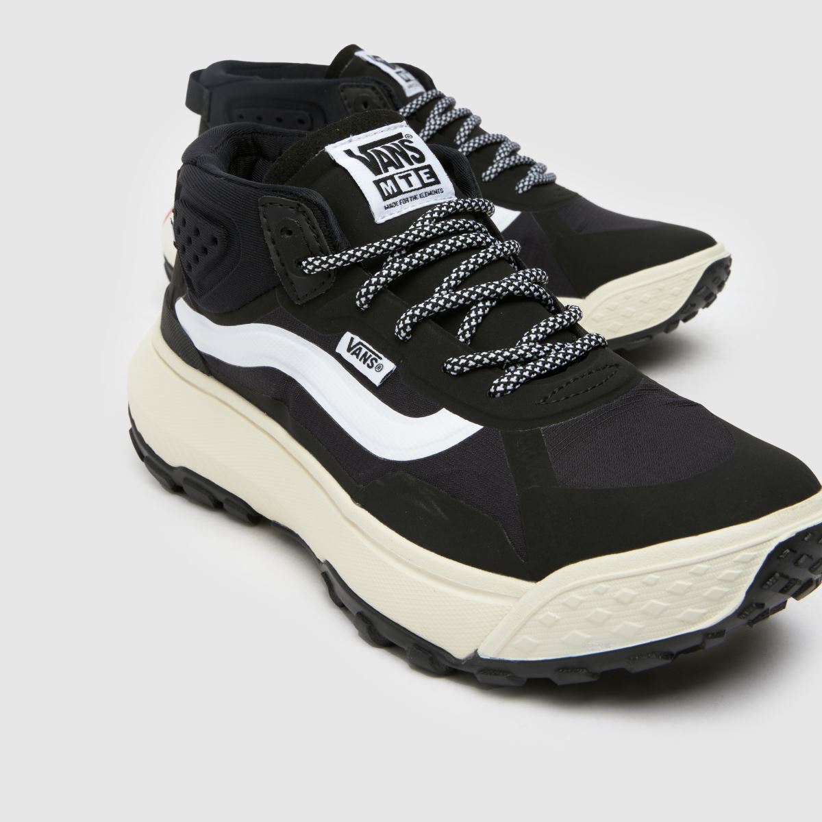 Vans – MTE Crosspath – Svarta och vita mellanhöga sneakers