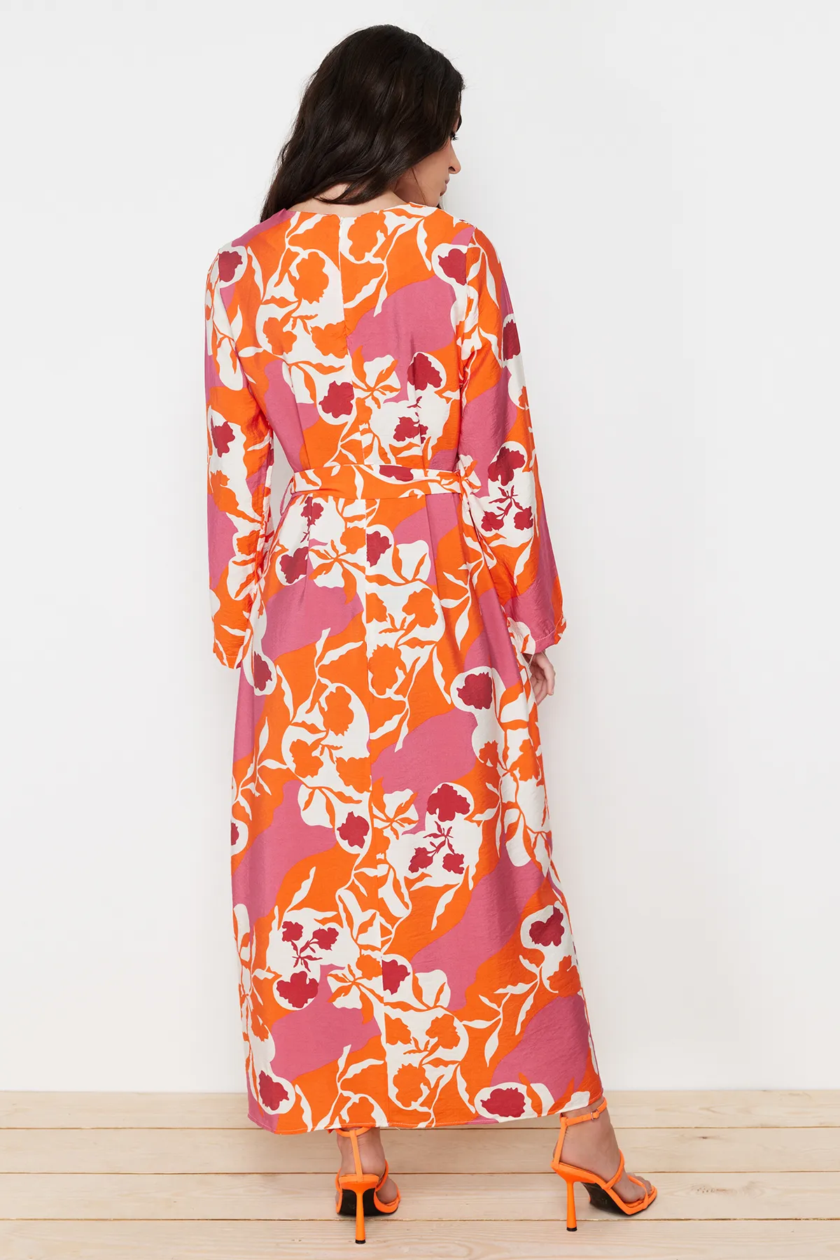 Trendyol Modest  Rosa gewebtes Blumenkleid mit Gürtel TCTSS24EB00049