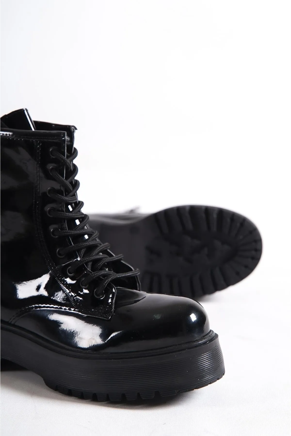Capone Outfitters  Runde Zehenpartie, Schnürung vorne, seitlicher Reißverschluss, knöchellange Trak-Sohlen-Damenstiefel