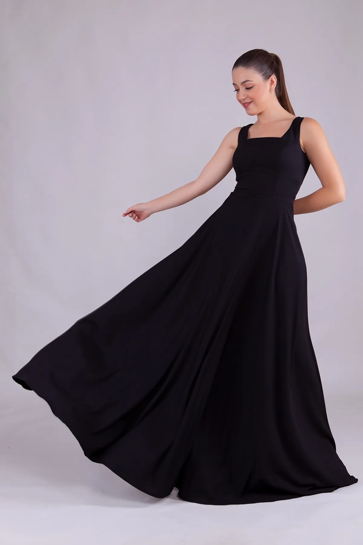 lovebox  Schwarzes Damenkleid aus Atlasstoff mit quadratischem Kragen und dicken Trägern in Maxilänge 413