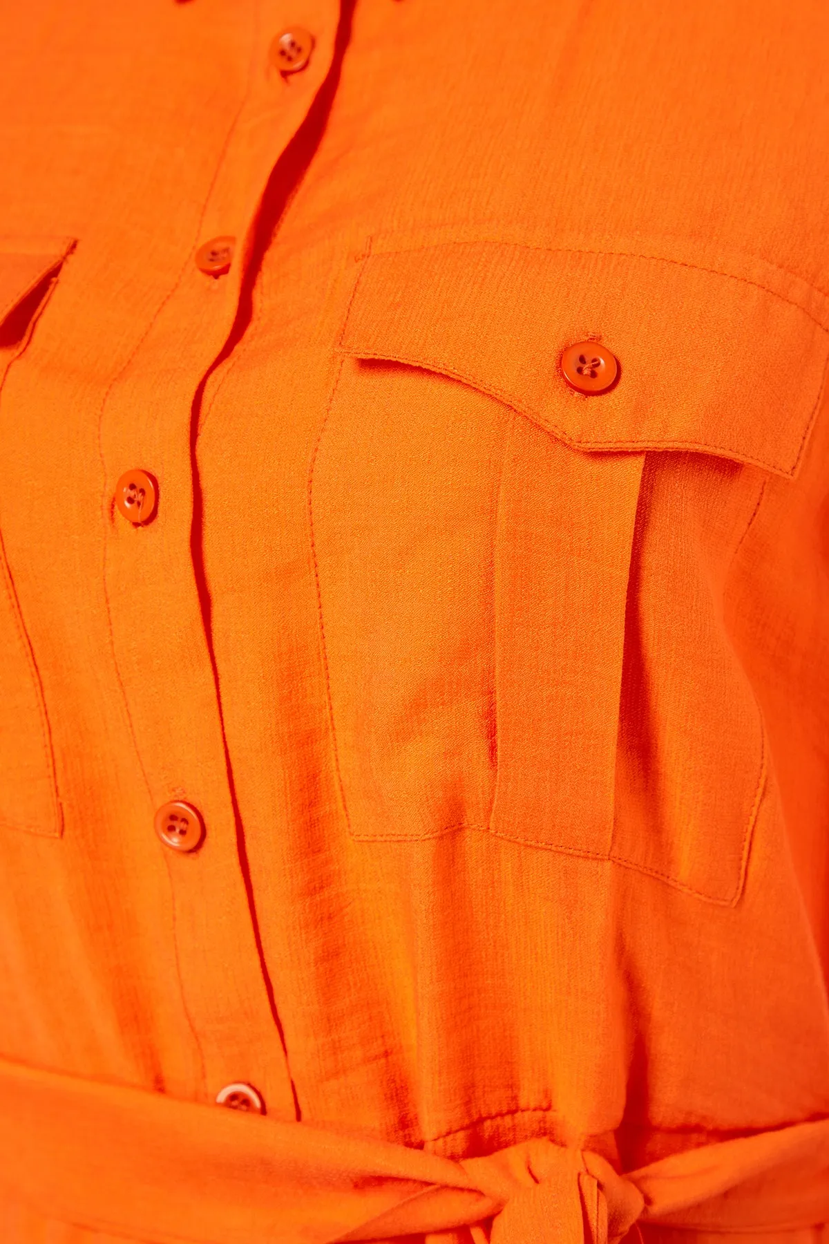 Trendyol Modest  Orangefarbenes, gewebtes Hemdkleid in Leinenoptik mit Gürteltaschen und detaillierten Details TCTSS23EB00059