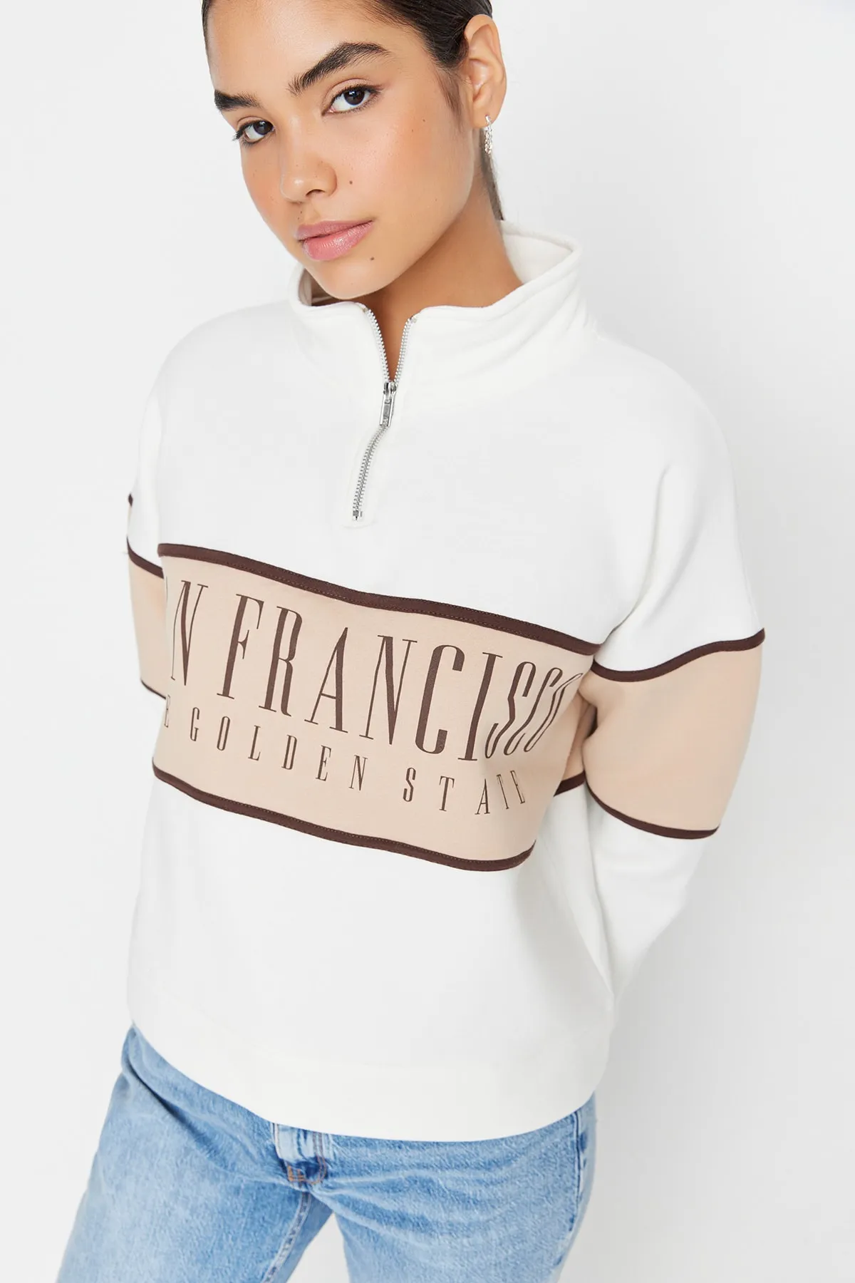 Trendyol Collection  Ecru Basic Bedrucktes Sweatshirt aus dickem Fleece-Strick TWOAW23SW00117