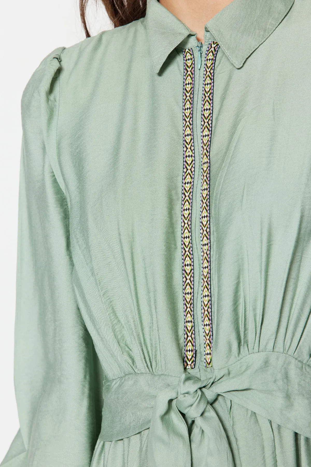 Trendyol Modest  Hellkhakifarbenes, gewebtes Kleid in Leinenoptik mit Schnürung und Streifendetails TCTSS23EB00272