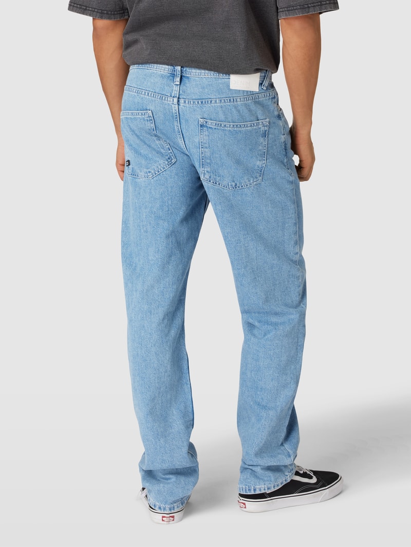 Jeans mit Label-Patch in hellblau
