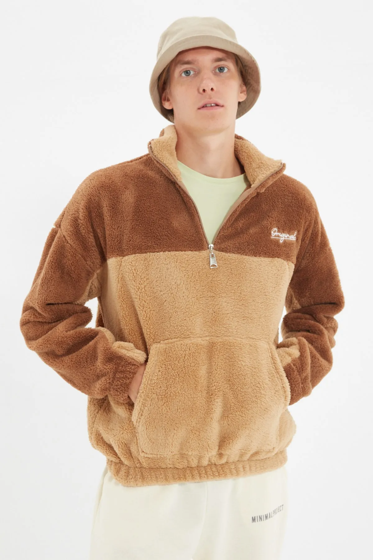 Trendyol Collection  Camel Unisex-Sweatshirt in Übergröße/Weitschnitt, Farbblock, minimale Stickerei, warmes Plüsch-Sweatshirt TMNAW22SW1477