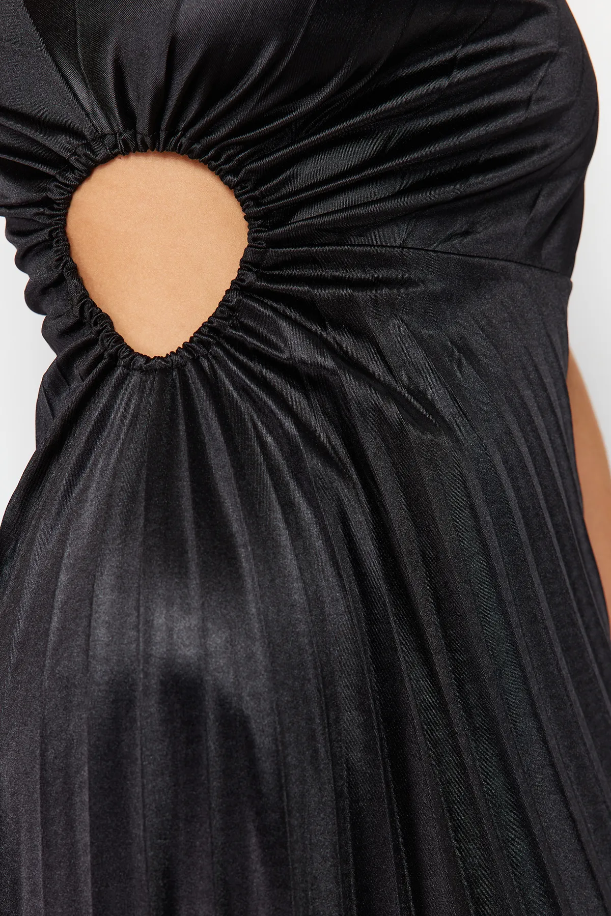 Trendyol Collection  Schwarzes, asymmetrisch gestricktes, plissiertes, elegantes Abendkleid aus Satin TPRSS23EL00557