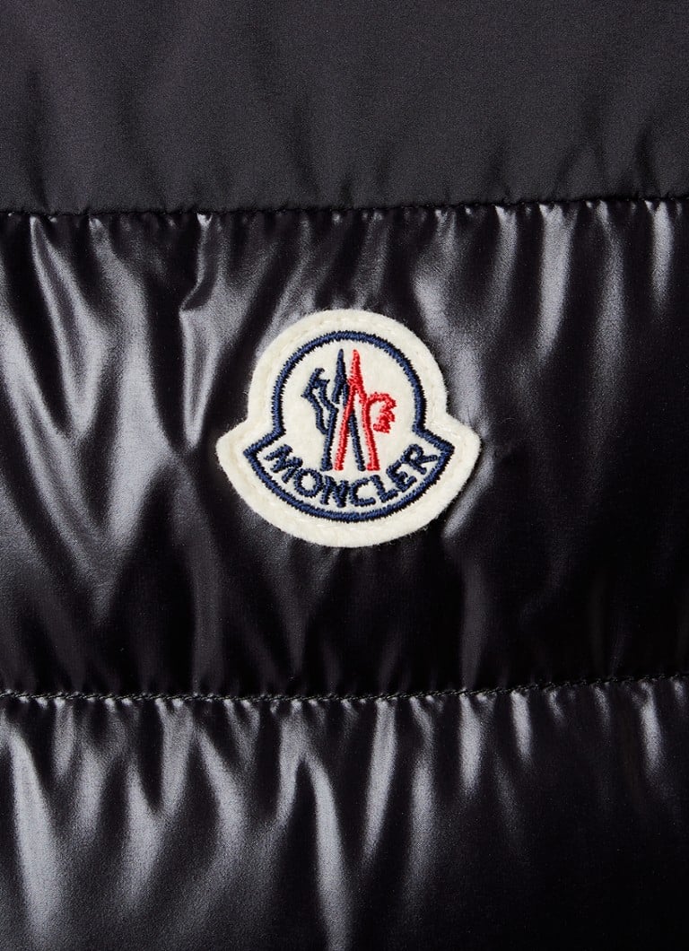 Colete acolchoado Moncler Cerces com enchimento de plumas e logotipo.
