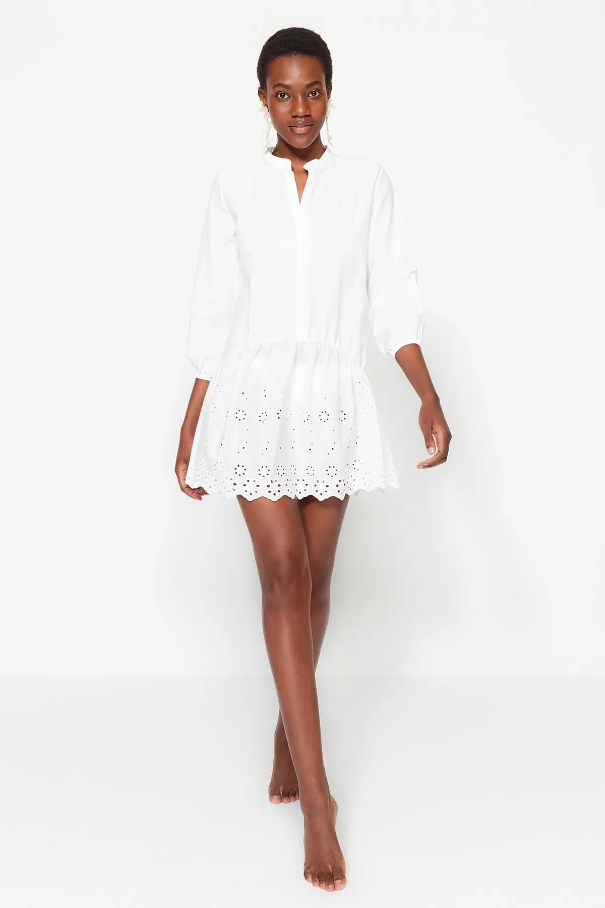 Trendyol Collection  Weißes Mini-Strandkleid mit gewebter Stickerei TBESS23EL00022