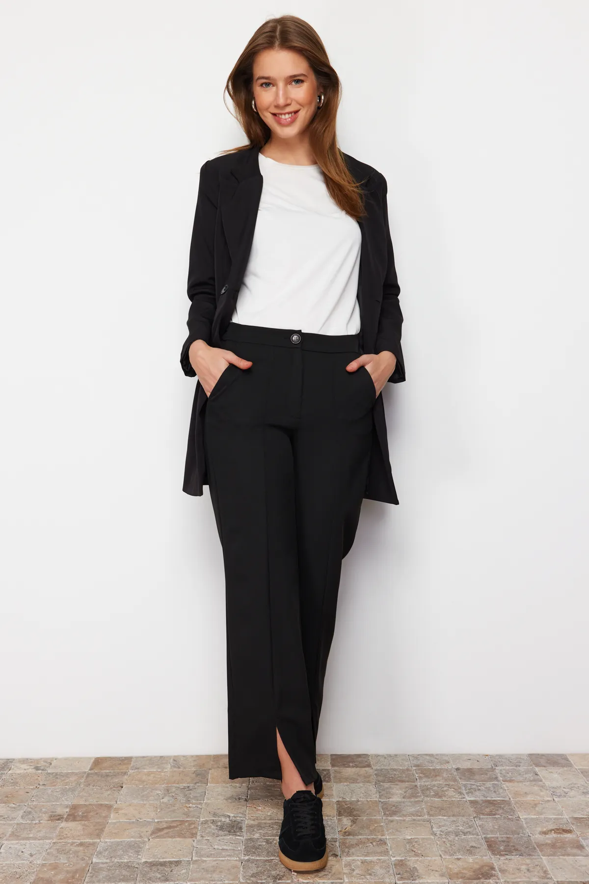 Trendyol Modest  Schwarze gewebte Hose mit hohem Bund und Schlitz und detaillierten Taschen TCTSS22PL0367