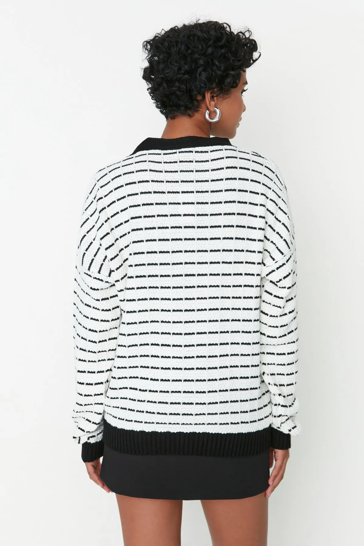 Trendyol Collection  Schwarz gestreifter Strick-Cardigan TWOAW23HI00261