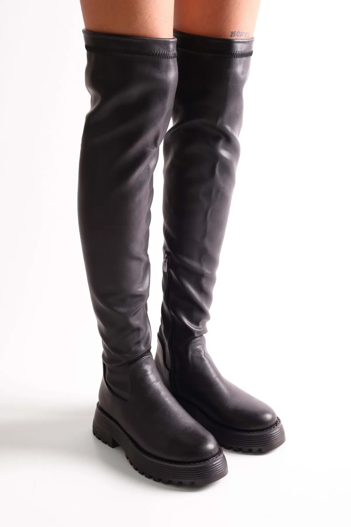 Shoeberry  Damen-Stiefel „Margot“ in Schwarz mit dicker Sohle und langen elastischen Stretch-Stiefeln in schwarzer Haut